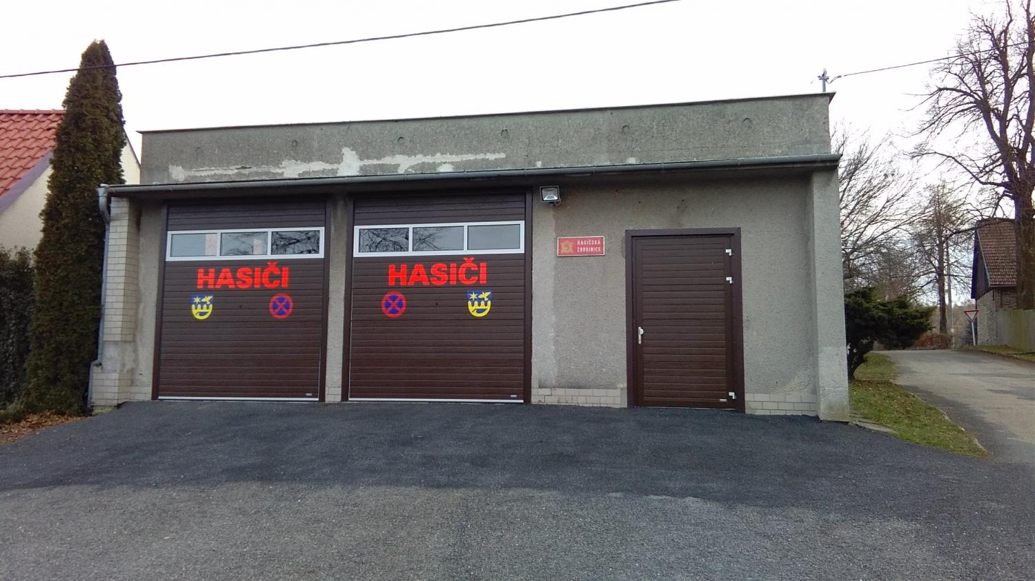 nová vrata s nápisy a znaky